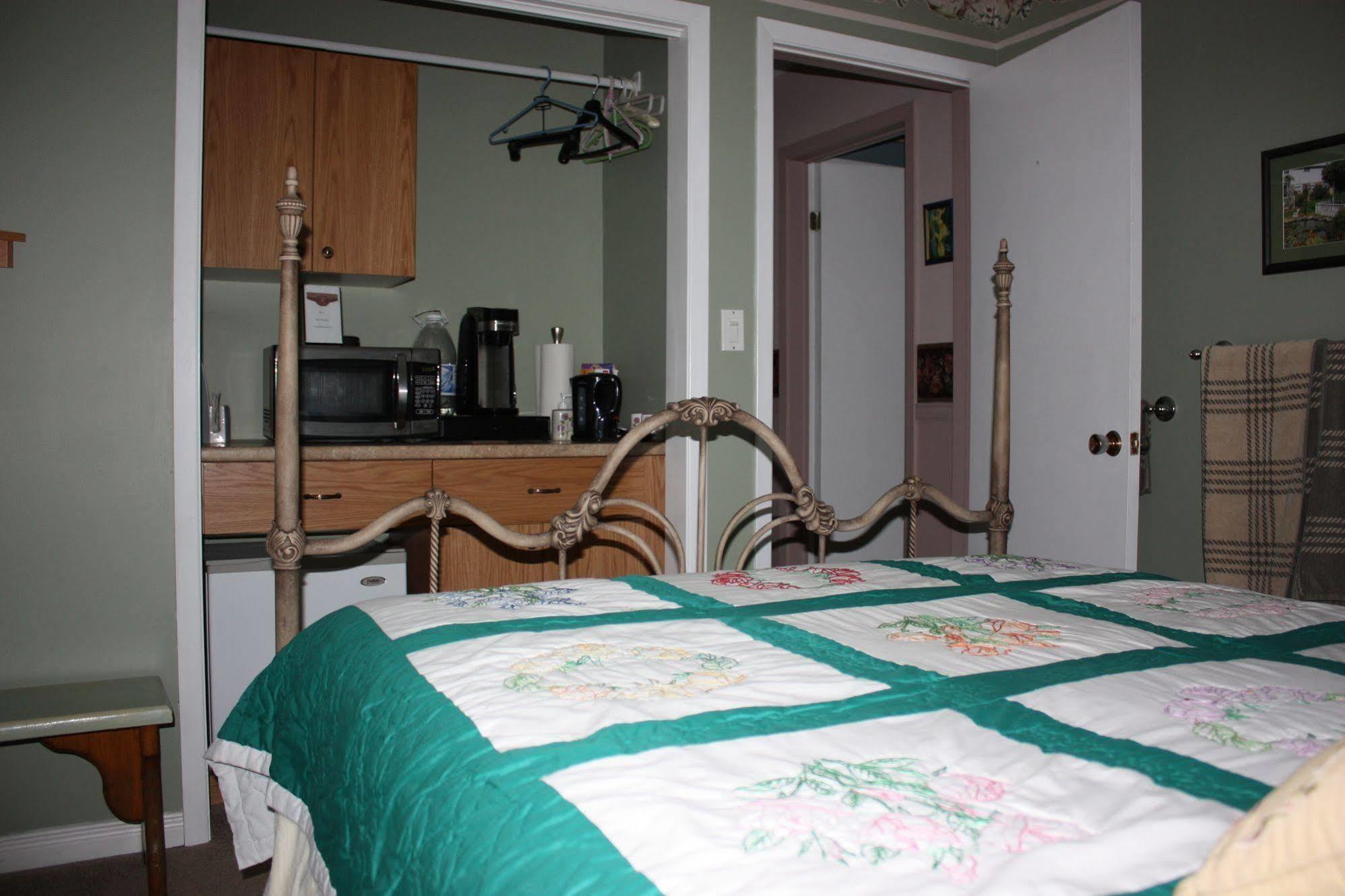 Carrousel Bed & Breakfast Cayuga Exterior foto